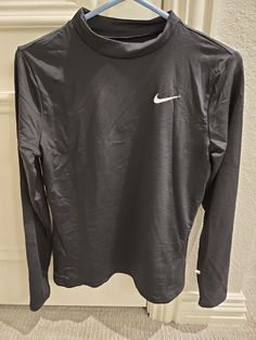 Tshirt Nike, Virgo Rising, Tennis Lifestyle, Athletic Clothes, Nike Shirt, Nike Tennis, Tennis Shirts, Flag Football, Training Tops