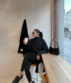 Rainy Classy Outfit, Peace Life, Academic Validation, Elegante Casual, Looks Black, Minimal Chic, All Black Outfit