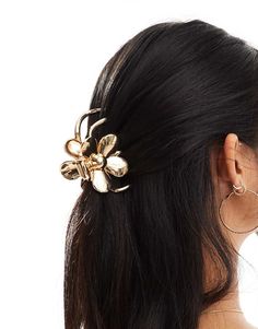 Neck chain by ASOS DESIGN Your basket called, it wants this Floral design Claw style Secure hinge fastening Elegance Hair, Shein Finds, Chic Hair, Floral Accessories Hair, Peinados Recogidos, Hair Accessories Clips, Hair Claws, Flower Hair Accessories, Clip Hair