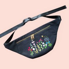 A beautiful and sturdy bum bag with hand-embroidered wild flowers Zipper and pocket. You can wear the bum bag around your hips or casually over your shoulder and always have your hands free, which makes it perfect for celebrating, festivals, concerts and vacations. Dimensions: Length: 40 cm (measured completely from side wing to side wing) Height: 18cm Circumference: 45 to 75 cm Fabric: 100% cotton Lining: 100% cotton Embroidery thread: 100% cotton Washable up to 40 degrees Spring Festival Embroidered Bags, Cotton Embroidery, Bum Bag, Embroidery Thread, Hand Embroidered, Wild Flowers, Porter, Bathing Beauties, Germany