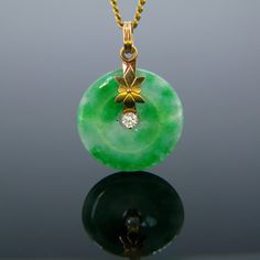 Weight: 5.07gr Metal:18k Yellow Gold (tested) Condition:Very Good Stones:Jade Jadeite Other Stones:Round Brilliant Cut Diamond  *Carat Weight0.10ct approx. *ColourI/J *ClaritySI Comments: This pretty pendant is set with a round jade jadeite mounted on an 18kt yellow gold pendant. In the centre, there is a dangling round brilliant cut diamond. The jade has beautiful deep green colour. Dimensions:Diameter: 2.4cm / 0.95in Please note the chain is not included All our items comes with either a gemmo Antique Green Jewelry With Single Cut Diamonds, Vintage Green Jewelry With Single Cut Diamonds, Art Deco Green Jewelry With Brilliant Cut, Antique Green Diamond Jewelry, Collectible Green Diamond Jewelry, Vintage Emerald Jewelry With Vvs Clarity, Green Round Diamond Gemstones, Elegant Round Jade Gemstones, Antique Green 14k Stamped Jewelry