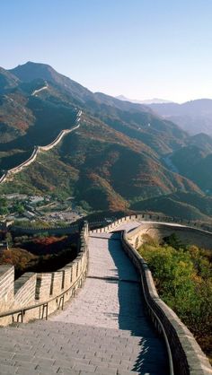 the great wall of china is built on top of it's own walls and overlooks the valley below