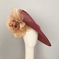 This stunning large brim rose gold hat is decorated with a beautiful flower in the same shades. This rose gold hat is perfect for the Kentucky derby, Ascot races, preakness, belmont, weddings or any special occasion. Secure by headband. If you can choose the side of the head were you like to wear the fascinator, can send me a mail. ** PROCESSING TIME: 5 -7 business days. ** DELIVERY TIME (DHL Express): 2-4 business days to EEUU, 1-2 to Europe and 3-5 to Australia. Follow this link for more beaut Elegant Gold Top Hat With Wide Brim, Chic Wedding Hat With Pinched Crown, Elegant Fascinator For Wedding Guests, Chic Pinched Crown Wedding Hats, Elegant Gold Brimmed Mini Hats, Blush Fascinator For Kentucky Derby, Elegant Pinched Crown Hat For Garden Party, Gold Brimmed Fascinator For Evening, Elegant Fascinator With Handmade Flowers For Evening