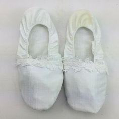 Vintage Womens White Slip On House Shoe Non Skid Slippers Elastic One Size These are soft, stretchy and comfy! They do have a spot on the back of one. Please see all pictures! Width- 4" Length- 10" Vintage Slippers, White Slip, House Shoes, Vintage Shoes, Spot On, All Pictures, White Vintage, The Back, Vintage Ladies