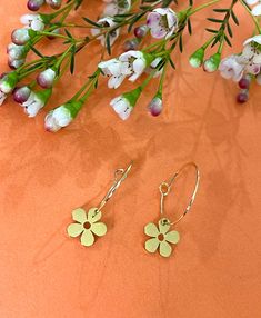 Fun, retro flowers in shiny gold, dangle on our 3/4" gold wire hoops. Small but powerful, these Mini Daisy Hoops are perfect for adding some pizzazz to your Spring 2023 wardrobe! Ready to take the world by storm with their fresh, trendy look, these earrings are sure to have heads turning. ♥ MATERIAL & SIZE: Gold plated stainless laser cut daisy charms Gold plated brass hoops 3/4" hoop | 1/2" daisy charm Handmade in California Gold PVD Coating* Handmade USA*Advantages of Gold PVD CoatingDurabilit 2023 Wardrobe, Pvd Coating, California Gold, Daisy Charm, Brass Hoops, Spring 2023, Retro Flowers, Gold Wire, Laser Cut