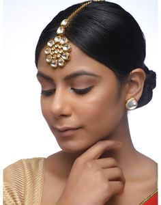 Kundan Tikka With Studs-Accessories-Glamourental Luxury Chandbali Tikka For Diwali, Luxury Cutdana Tikka For Reception, Luxury Kundan Tikka, Luxury Bollywood Tikka For Diwali, Kundan Studs, Maang Tikka Kundan, White Anarkali, Sabyasachi Jewellery, Maang Tikka