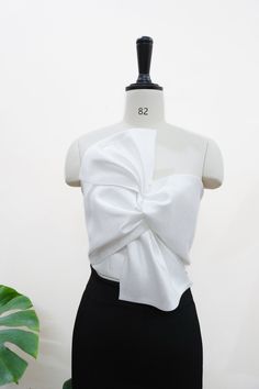 This Top is already to sent  Red Bow Tie Top with 2 layers Lining: 2 side Silk Maining: Taffe there is splendent in fabric  Just 1piece in stock  Size M Bust 88-92cm Waist 68-72cm Elegant Bandeau Corset For Formal Occasions, Elegant Bandeau Corset For Formal Events, Formal Sleeveless Top With Bow, Fitted Tops With Satin Bow, Chic Fitted Top With Satin Bow, Chic Fitted Tops With Satin Bow, Chic Bandeau Satin Corset, Elegant Bandeau Corset For Party, Chic Satin Bandeau Corset