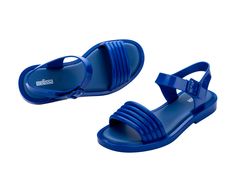 It's all puffed up perfection in the retro-inspired Mar Wave sandals. With inflated-like details and a fresh squared-off toe, these sandals get all the on-trend style points that take your look from day to night. Plus, a buckle closure around the heel and cushy insole keeps them comfortable wherever you're strutting your stuff. Chic Jelly Sandals With Buckle Closure, Trendy Spring Jelly Sandals With Adjustable Strap, Trendy Jelly Sandals With Ankle Strap And Buckle, Trendy Ankle Strap Jelly Sandals With Buckle, Blue Sandals With Adjustable Strap For Spring, Spring Blue Sandals With Adjustable Strap, Blue Sandals With Adjustable Straps For Summer, Blue Open Toe Sandals With Adjustable Straps, Trendy Sandals With Adjustable Straps