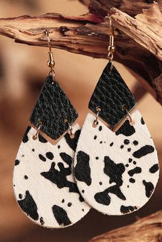 These Cow Print Earrings provide an eye-catching addition to any wardrobe! These Cow Print Earrings make a stylish statement, adding an eye-catching aesthetic to any outfit. Cow Print Earrings, Handmade Leather Jewelry, Diy Leather Earrings, Leather Jewelry Diy, Striped Earrings, Black Cow, Western Earrings, White Jewelry, Hanging Earrings