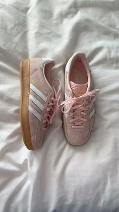 #pinkadidas #adidasgazelle #pinkadidasgazelle #adidassamba #adidashandballspezial #lightpinkshoe #adidasshoeswomen #aestheticadidas Light Pink Adidas Gazelle, Light Pink Gazelle, Pink Gazzels, Pink Spezial Adidas, School Shoes Ideas, Summer Shoes 2024, Adidas Pink Shoes, Adidas Shoes Pink, Pink Sambas