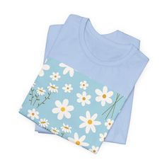 Esta clásica camiseta de manga corta de punto unisex se adapta como una de tus favoritas. Estas camisetas de algodón suave tienen cuellos de punto acanalados para realzar la forma. Los hombros se estrechan para un mejor ajuste con el tiempo. Las costuras laterales dobles mantienen la forma de la prenda durante más tiempo.

 .: Confeccionado con 100% algodón peinado e hilado en anillos Airlume, un tejido liviano (4,2 oz/yd² (142 g/m²)), fácil de combinar y transpirable. Perfecto para uso activo Light Blue Graphic Tee For Spring, Blue Custom Print T-shirt For Spring, Light Blue Cotton T-shirt For Spring, Summer Crew Neck T-shirt With Daisy Print, Blue Custom Print Short Sleeve T-shirt, Blue Cotton T-shirt With Custom Print, Summer Daisy Print Crew Neck T-shirt, Blue Casual T-shirt With Custom Print, Summer Daisy Print Short Sleeve T-shirt