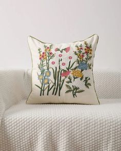 almofada bordada , capa de almofada bordada Scandinavian Cushions, Embroidery Cushion, Large Cushion Covers, Floral Cushion Covers, Embroidered Throw Pillows, Floral Cushions, Decorative Cushion Covers, White Home Decor, Patterned Throw Pillows