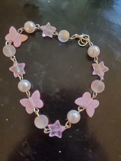 A perfect bracelet for pink lovers! Perfect gift for someone or yourself! Simplistic Jewelry, Lover Bracelet, Girly Bracelets, Bracelet Inspo, Bracelets Ideas, Lovers Bracelet, Bracelets Design, Shoes Ideas, Beads Bracelet Design