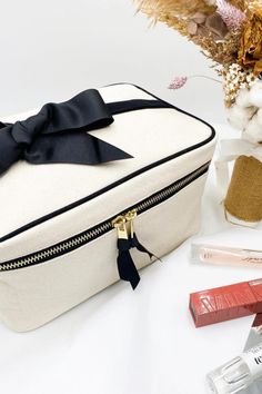 Medium Makeup & Toiletry Box Color: Cream Made from 100% natural cotton Top handle Detachable ribbon made from 100% PET-Bottle High quality gold metal zipper with grosgrain ribbon Inside pocket Easy to wipe laminated inner lining Organizing Bags, Makeup Organizing, Medium Makeup, Media Makeup, Cream Bags, Packing Jewelry, Travel Home, How To Make Ribbon, Makeup Box