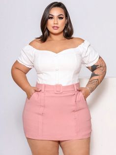 SHORT SAIA PLUS SIZE MODELO SAIA NA FRENTE E SHORT ATRÁS VALORIZANDO AS CURVAS, DETALHE COM CINTO DE FIVELA DO PRÓPRIO TECIDO FIXO NA PEÇA. TECIDO BENGALINE COM OTIMA ELASTICIDADE, NÃO LIMITA MOVIMENTAÇÃO PROPORCIONANDO CONFORTO. MATERIAL ENCORPADO NÃO FICA TRANSPARENTE. PEÇA ATEMPORAL PARA USAR EM QUALQUER ÉPOCA DO ANO. A MODELO USA MANEQUIM 48/50 ESTÁ VESTINDO TAMANHO 48.  MEDIDAS SHORT SAIA: 44= CINTURA 90CM QUADRIL 100CM COMPRIMENTO 44CM 46= CINTURA 98CM QUADRIL 105CM COMPRIMENTO 44CM 48= CI Big Size Dress Mothers, Big Size Dress Casual, Dress For Chubby, Plus Size Elegant Dresses, Big Size Dress, Mid Size Fashion, Elegante Casual, Curvy Plus Size