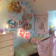 a child's bedroom decorated in pink and green with teddy bears on the wall