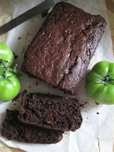 Hot and Cold Running Mom - Just my Stuff: Chocolate and Green Tomato Bread Tomato Desserts, Green Tomato Bread Recipe, Green Tomato Bread, Tomato Ideas, Muffins Zucchini, Courgette Recipes, Tomato Cake, Dessert Loaf, Smart Eating