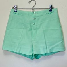 Womens S Poly 30" waist 40" hips 13" length 2.5" inseam  Too Cute Vintage 1960s mid rise mint green shorts with buttons and zip front closure. Perfect for summer, they are so sweet and comfortable with some stretch. In great vintage condition with minor wear from age and no major flaws- see photos closely Mint Green Shorts, Outfits Mit Shorts, Green Vintage, Green Shorts, Vintage 1960s, High Waisted Shorts, Short Outfits, Mint Green, Mid Rise