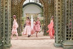 CHANEL haute couture printemps-été 2018 #ChanelHauteCouture #ChanelHC18 #HC18 #SpringSummer2018 #SS18 | Visitez espritdegabrielle.com #espritdegabrielle Michael Cinco, Luxury Lifestyle Fashion, Collection Couture, Luxury Lifestyle Women, Chanel Haute Couture, Couture Mode, Chanel Spring, Pink Chanel, Mini Robes