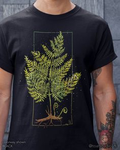 This fern leaf t-shirt is perfect for the fern lover to wear at a social gathering, on a hike, or even just as an everyday outfit. It is a great gift for anyone who spends their time enjoying nature's outdoor activities, plant nurseries, and botanical gardens. With a timeless inspired original design, this graphic tee will remain stylish for countless years to come. FABRIC CONTENT:  - Fabric content varies based on color. Solid colors are 100% cotton, heather colors are 52% cotton/48% polyester, Forest Foliage, Plant Shopping, Fern Forest, Leaf Illustration, Illustration Botanique, Fern Leaf, Fern Plant, Plant Drawing, Young T