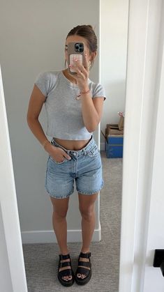 Outfits With Crutches, Oversized Jean Shorts Outfit, Outfits For The Heat, Summer Fits Women, Neat Casual Outfits, Warm Weather Outfits, Crutches, Love Clothing, Summer Fits