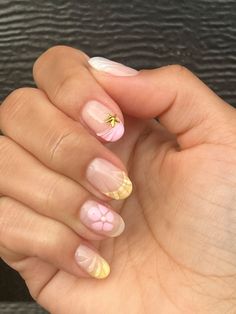 Seashell nails, summer nails, yellow, pink nails. #summernails #seashells Yellow Pink Nails, Yellow And Pink Nails, Spain Nails, Summer Nails Yellow, Nails Seashell, Yellow Summer Nails, Travel Nails, Seashell Nails, Sea Nails