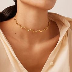 KAI, meaning sea 🌊 reflects the exquisite gold chokers and features a captivating wavy design that elegantly hugs the neck, mirroring the graceful undulations of ocean waves. Crafted from stainless steel, these chokers curves catch the light with every movement, creating a shimmering effect that's both eye-catching and sophisticated. Its sleek and modern silhouette makes it a versatile accessory, perfect for both daytime elegance and evening glamour. Both chokers can be combined for an elevated Jenny Bird, Pull Apart, Hollow Design, New Wave, Charm Jewelry, Ring Set, Ring Sets, Jewelry Set, Ring Earrings