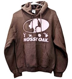 Mossy Oak Brown Hoodie Pullover Pink Logo Warm oversize fit Women's Size S Half chest 19 1/2 inches / 49 1/2 cm Back length 23 inches / 58 1/2 cm Sleeve length 29 1/2 inches / 75 cm Brown And Pink Hoodie, Country Hoodies, Country Winter, Brown Hoodie, Cute Country Outfits, Cute N Country, Mossy Oak, Hoodie Pullover, Junk Drawer