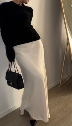 Satin Skirt Outfit Classy, White Satin Skirt, Satin Skirt Outfit, Rok Outfit, Neue Outfits, Mein Style, Modest Fashion Outfits, Outfits Winter, Satin Skirt