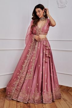 Lehenga For Party Indian Weddings, Lehenga Look For Reception, Pink Lehenga Reception Look, Night Wedding Lehenga, Engagement Lengha Indian, Lengha Poses In Wedding, Lehnga Bridal Designs Indian Weddings, Wedding Dresses Lengha, Two Piece Wedding Dress Indian