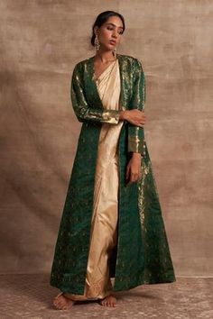 Shop for Kasturi Kundal Green Satin Banarasi Handloom Jacket for Women Online at Aza Fashions Saree Jacket Designs, Jacket Lehenga, Saree Jackets, Satin Embroidery, Banarasi Lehenga, Katan Silk, Gathered Sleeves, Satin Color, Jacket For Women