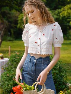 A short top embroidered with bright red rose petals. The collar and hem are decorated with lace embroidery. The bright red ruby buttons are also cute. We recommend pairing it with high-waisted denim. 
 
 
 Size 
 
 S size 
 
 Length: 41cm 
 Shoulder width: 32cm 
 Bust: 86cm 
 Waist: 78cm 
 Sleeve length: 28cm 
 
 
 M size 
 
 Length: 42cm 
 Shoulder width: 33cm 
 Bust: 90cm 
 Waist: 82cm 
 Sleeve length: 29cm 
 
 
 L size 
 
 Length: 43cm 
 Shoulder width: 34cm 
 Bust: 94cm 
 Waist: 86cm 
 Sleev Summer Floral Embroidery Puff Sleeve Tops, Vintage Floral Embroidered Short Sleeve Top, Cottagecore Puff Sleeve Top With Lace Trim, Cottagecore Ruffled Short Sleeve Tops, Vintage Floral Embroidered Puff Sleeve Top, Red Rose Petals, Short Blouses, Lace Embroidery, High Waisted Denim