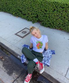 Emma Chamberlain Outfit, Emma Chamberlain Outfits, Estilo Indie, Emma Chamberlain, Outfits With Converse, 인물 사진, Komplette Outfits