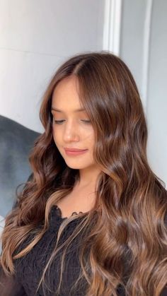 𝒮𝒶𝒽𝒾𝓁 𝐵𝒽𝒶𝓉𝓉𝒾 on Instagram: "Transforming deep, dark hair into a stunning masterpiece with warm caramel tones. The rich, golden highlights create a babylights  contrast, adding dimension and a soft, radiant glow. This elegant shift brings warmth and sophistication, perfect for a luxurious, yet natural look.⚡️⚡️ • #hairbysahilbhatti #hairtransformation #hairmakeover #instahair #hairinspo #hairinspiration #hairinstagram #richandroyal #eleganthair #sunkissedhair" Sun Kissed Hair, Golden Highlights, Hair Makeover, Elegant Hairstyles, Hair Transformation, Dark Hair, Hair Inspo, Hair Inspiration, Caramel