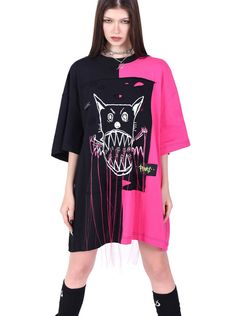 Bold oversized t-shirt featuring a split design in black and vibrant pink. The centerpiece is a striking graphic of a stylized cat face with an exaggerated, toothy grin. White outlines and pink drip details add contrast and edgy flair. The relaxed fit and dropped shoulders create a casual, streetwear silhouette. Model info MODEL 1 Height: 176cm Weight: 49kg Wearing size: M MODEL 2 Height: 185cm Weight: 63kg Wearing size: L Oversized Pink T-shirt For Streetwear, Pink Cotton Emo T-shirt, Oversized Pink Graphic T-shirt, Oversized Pink Top With Graphic Design, Pink Short Sleeve Emo Tops, Pink Graffiti Print T-shirt For Streetwear, Edgy Pink T-shirt With Graphic Print, Grunge Pink T-shirt For Streetwear, Edgy Pink T-shirt For Streetwear