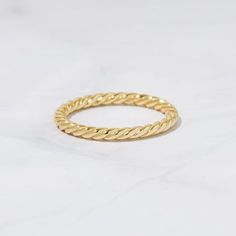 Sweet, simple, and dainty ring. Perfect for a minimalist look, or for stacking. Made of 925 Sterling Silver We use a THICK, DURABLE plating of 14K Gold or Rhodium - for a piece that will last you years to come! Nickel-free & Hypoallergenic Thickness: 1.8mm Gold Minimalist Ring, Dainty Gold Rings, Spiral Ring, Zierlicher Ring, Chunky Earrings, Stacked Jewelry, Minimalist Ring, Timeless Jewelry, Statement Bracelet