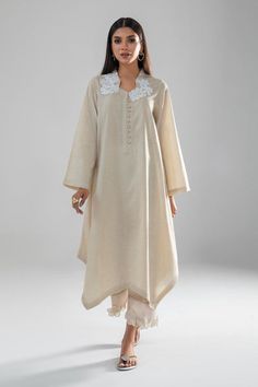 Linen Kurta Designs For Women, Chinkari Suits, Kurta Designs For Women, Kurta Styling, Diwali Dresses, Embroidered Fashion, Velvet Dress Designs, Dress Book, Pakistani Fashion Casual