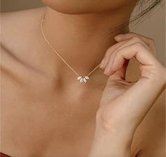 This delicate necklace is designed to highlight the beauty of the collarbone, making it a perfect choice for women who love minimalistic yet stylish jewelry. Whether for casual wear or a special occasion, this piece offers versatility and sophistication. Key Features: -  Leaf-Inspired Design: A trio of sparkling, diamond-like leaves that embody grace and elegance. -  Premium Finish: Available in both silver and gold tones, suitable for any wardrobe or occasion. - Perfect for Layering: The minimalist style makes it ideal for pairing with other necklaces or wearing alone as a statement piece. - Ideal Gift: A charming gift for a loved one, perfect for birthdays, anniversaries, or special occasions. Bring a touch of nature-inspired elegance into your life or gift it to someone special! Product Casual Necklaces, Sparkling Diamond, Style Minimaliste, Leaf Necklace, Stylish Jewelry, Charm Gift, Delicate Necklace, Minimalist Fashion, Statement Pieces