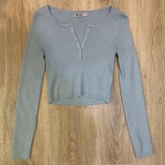 Blue Long Sleeve Cropped Sweater With Button Detailing. Never Worn Blue Long Sleeve Tops With Buttons, Blue Long Sleeve Top With Buttons, Light Blue Button-up Top For Fall, Beginning Boutique, Boutique Tops, Blue Sweater, Blue Long Sleeve, Blue Sweaters, Cropped Sweater