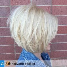 blonde+graduated+bob More Blonde Graduated Bob, Cute Medium Haircuts, Sanggul Modern, Choppy Bob Hairstyles, Short Bob Haircuts, Penteado Cabelo Curto, Short Blonde, Lily Collins