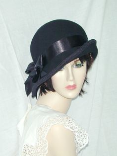 Black Custom Convertible 3 in 1 asymmetrical cloche - Downton Abbey hat, Miss Fisher, Great Gatsby hat Mary Downton Abbey, Home Arts And Crafts, 1920s Hats, 1920s Hat, Floral Fascinators, Gatsby Hat, Classy Hats, Vintage Style Hat, Miss Fisher