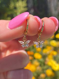 These mini crystal butterfly earrings are so adorable and pretty! The perfect dainty accessory 💗 Materials  -hypoallergenic huggie hoops (silver+18k gold plated) -butterfly charms  (brass+18k gold plated) Made with love <3 Gold Butterfly Hoop Earrings, Dainty Huggie Earrings With Butterfly Charm, Dainty Huggie Jewelry With Butterfly Charm, Butterfly Earrings Aesthetic, Gold Butterfly Earrings, Butterfly Hoop Earrings, Y2k Earrings, Drop Earrings Simple, Hello Kitty Earrings