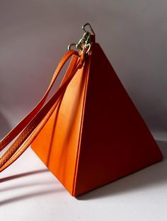 H 20cm 27x27cm base Modern Orange Square Bag, Orange Top Handle Shoulder Bag Gift, Modern Orange Bucket Bag, Luxury Orange Square Shoulder Bag, Modern Orange Evening Bags, Modern Orange Bucket Shoulder Bag, Orange Evening Tote Bag, Luxury Orange Shoulder Bag As Gift, Orange Tote Shoulder Bag For Formal Occasions