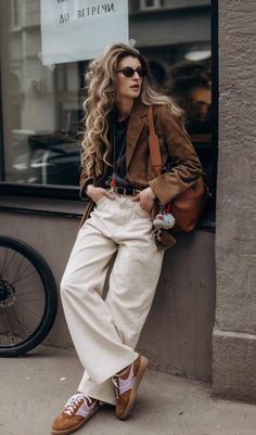 Trendy Outfit Inspo, Vintage Leather Jacket, Daily Dress, 가을 패션, Fit Inspo, White Pants, Comfy Casual, Milan Fashion, Bohemian Style