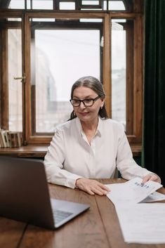 Mulher trabalhando no computador (Foto: Pexels) Web Stories, Business Women, Lab Coat