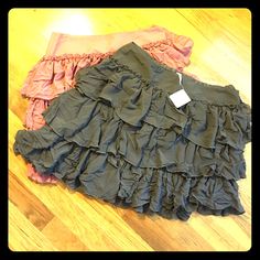 Brand New Free People Ruffled Skirt Gray Gray Mini Skirt For Spring, Gray Stretch Skirt For Spring, Gray Tiered Skirt Bottoms For Spring, Summer Tiered Gray Skirt, Gray Tiered Skirt For Summer, Gray Tiered Skirt For Spring, Spring Gray Tiered Skirt, Gray Tiered Summer Skirt, Casual Gray Tiered Skirt