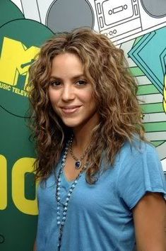 I have the exact same hair type as shakira (in these pix), except mine is generally one lengthed, longer and very bulky in the back. Shakira Curly Hair, Shakira Hair, Wavy Bob Haircuts, Layered Curly Hair, Natural Wavy Hair, Short Wavy Hair