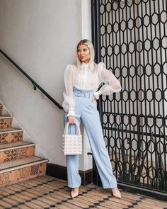 Organza Blouse Outfit, Pleated Pants Outfit, Pant Outfits For Women, Áo Blu, Light Blue Pants, Strappy Flats, Frayed Jeans, Denim Skirts, Outfit Trends