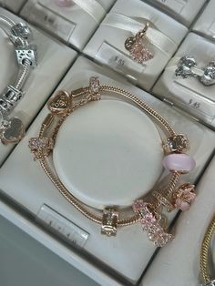 Pink And Gold Pandora Bracelet, Good Pandora Bracelet, Pandora Jewelry Gold, Pandora Bracelet Outfit, Aesthetic Pandora Bracelet, Cute Pandora Bracelet, Pandora Bracelet Aesthetic, Pink Pandora Bracelet, Pandora Me Bracelet