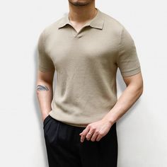 Entdecken Sie das perfekte Gleichgewicht zwischen Stil und Komfort mit unserem englischen Polo-Shirt mit V-Ausschnitt für die Sommer-/Frühjahrssaison. Diese Shirts bieten sowohl Stil als auch Komfort und sorgen dafür, dass Sie bei jeder Gelegenheit kühl und elegant bleiben.





Vorteile: Komfort & Atmungsaktivität

Stil: Lässig / Elegant / Büro

Geschlecht: Männer

Saison: Frühling/Sommer

Material: Baumwolle


Muster Typ: Solide






Bitte überprüfen Sie die Größentabelle sorgfältig, bevor Si Classic V-neck Relaxed Fit T-shirt, Classic V-neck T-shirt For Spring, Beige V-neck Shirt For Summer, Casual Polo Collar T-shirt With Relaxed Fit, Fitted V-neck Polo Shirt For Summer, Classic Summer Polo Collar T-shirt, Modern V-neck Tops For Summer, Classic V-neck Shirt With Relaxed Fit, Business Casual Cotton V-neck Tops